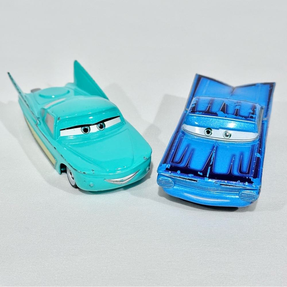 Disney Store Cars 1:43 Deluxe Die-cast Flo & Ramone